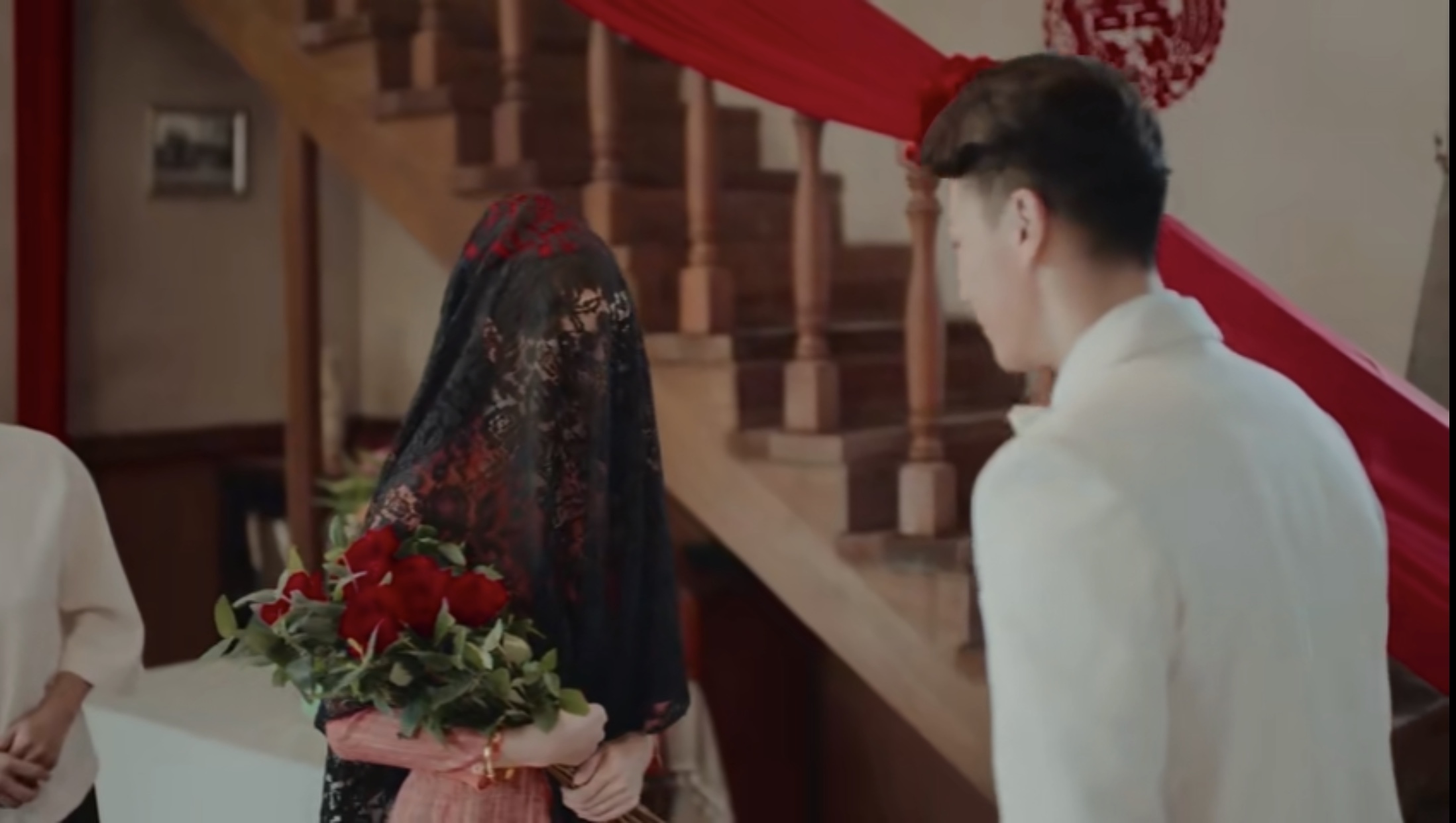 新娘头上盖着“乌纱” 代表为了表示新娘离开娘家的不舍，同时也有“驱邪”的作用。 视频截图