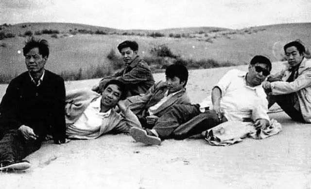 1985年8月，在榆林沙漠。左起：陈忠实、白描、京夫、子页、路遥、贾平凹。